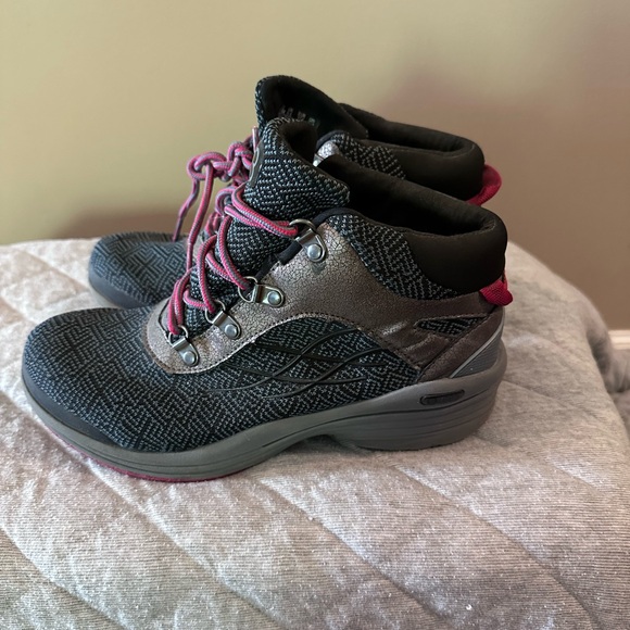 Women’s Bzees lace up winter boots — 7.5 - Picture 2 of 7